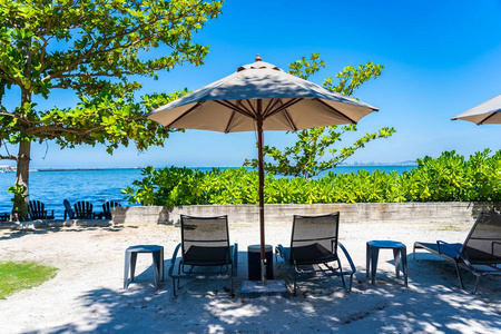蓝天沙滩上的伞和椅子