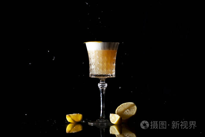 经典的琥珀鸡尾酒黑底柑橘和冰块