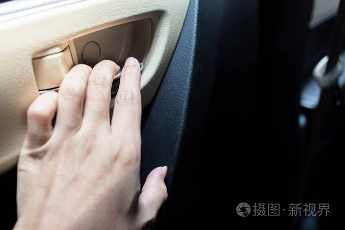 女人拉着门