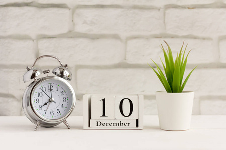 12月10日在一个白色的木制挂历旁边的一盏灯上背景冬天的第一个月