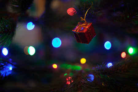 圣诞树礼品装饰品与散焦灯
