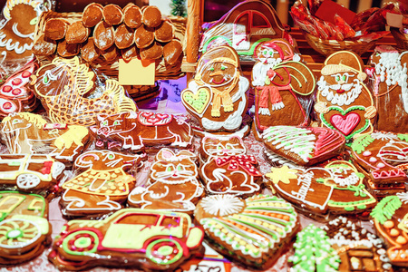 五颜六色的姜饼和各种冰里加圣诞集市