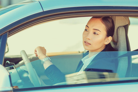 高兴的黑发女人正在思绪中图片