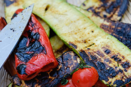 烧烤蔬菜健康食品番茄，烤熟。