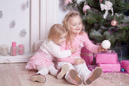新的 小孩 可爱的 在一起 假日 宝贝 漂亮的 姐妹 圣诞节