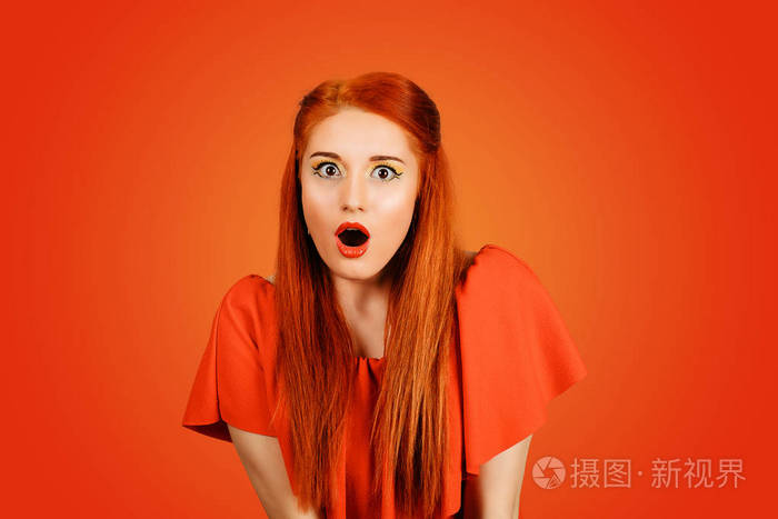 特写照片中的女人惊讶地张大嘴巴张开孤立的红色背景.