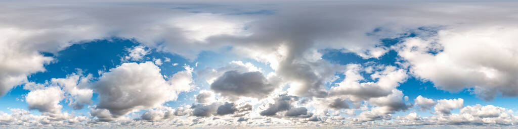 蔚蓝的天空和美丽可怕的云。无缝hdri全景360度角视图，可用于3d图形或游戏开发，如天空穹顶或编辑无人机拍摄