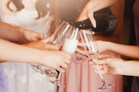 从瓶子里往杯子里灌满香槟。概念派对，