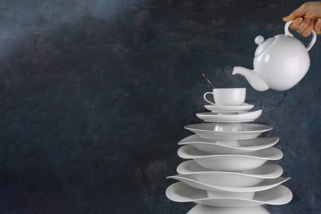 圣诞树用白色盘子做成，上面有杯子，上面有茶壶，复制空间。餐具厨房餐厅咖啡厅墙纸盘子餐具水平制作的创意理念