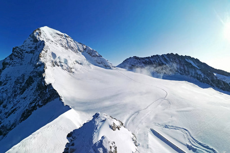 瑞士格兰德瓦尔德雪山峰顶云海图片