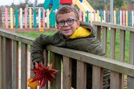 公园里长着秋叶的小男孩。
