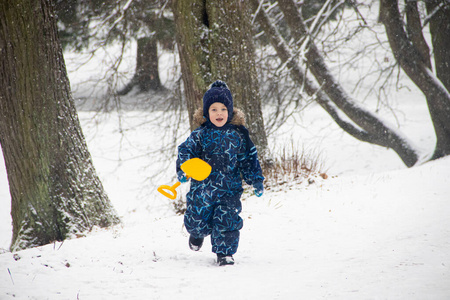 快乐 圣诞节 公园 童年 自然 游戏 小孩 雪球 蹒跚学步的孩子