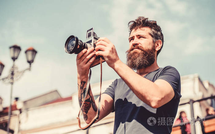 现代博客.内容创建者.留着胡子的时尚摄影师.留着胡须的摄影师