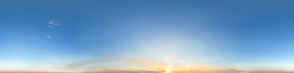 日落前的深蓝色天空和美丽的可怕的云。无缝hdri全景360度角视图，可用于3d图形或游戏开发，如天空穹顶或编辑无人机拍摄
