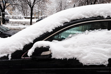 覆盖着新雪的汽车。暴风雪，能见度低