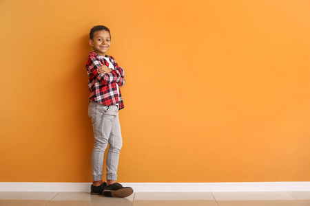 彩色墙附近的时尚非洲裔美国男孩