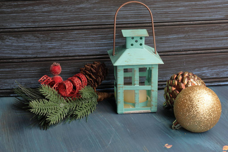 木制背景上的圣诞装饰品图片