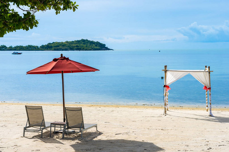 美丽的户外热带海滩海洋带伞椅图片