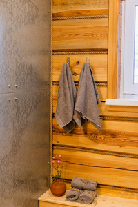 两条毛巾挂在浴室的木墙上。
