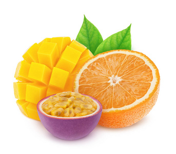 混合了成熟的热带水果芒果西番莲和橘子，背景为白色，带裁剪路径。