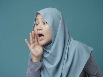 穆斯林女士低声说些什么