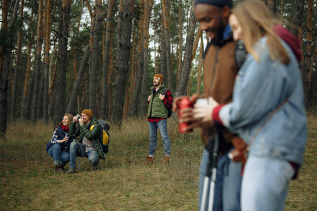 在秋天野营或徒步旅行的一群朋友