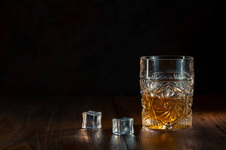 加冰块的玻璃杯威士忌