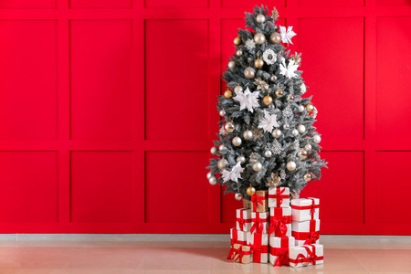 彩墙附近装饰圣诞树和礼物