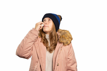 生病的年轻女人用鼻喷雾剂图片