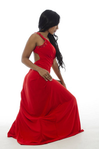 穿着红裙子的拉丁女人坐着思考