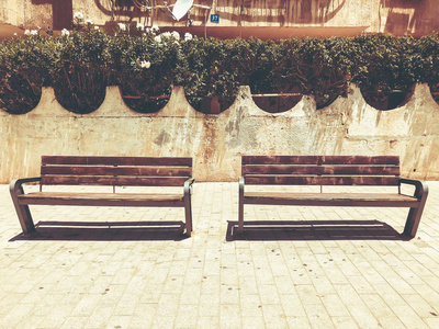 以色列，黎松勒锡安房屋附近的木凳。