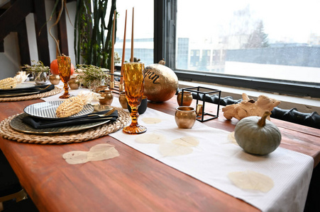 以自然风格设计房间的概念。一张装饰精美的室内照片，桌子上摆着装饰元素，这是一个舒适的房子的质朴形象。