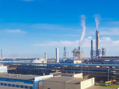 化工厂。大型化工厂。鸟瞰。石油化工厂的设备。污染自然的植物。空气中的蒸汽。有害化学