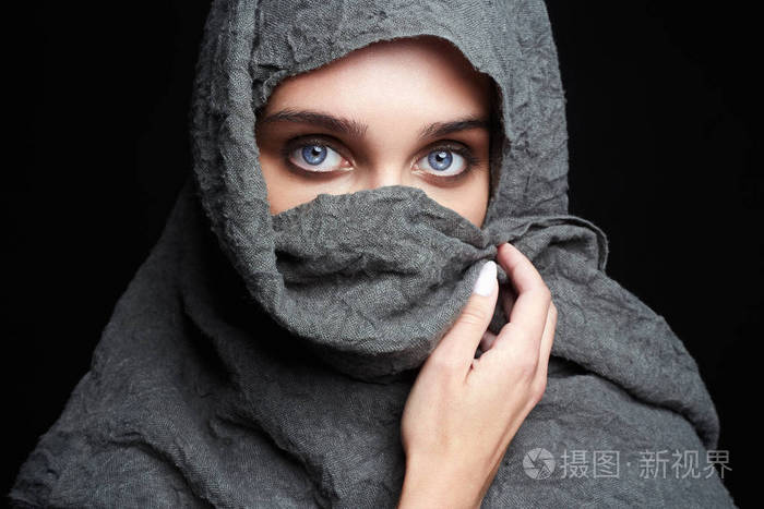 美丽的阿拉伯女人用头巾遮住脸