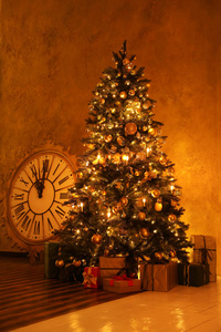 十二月 在室内 傍晚 美丽的 地板 愉快的 时钟 圣诞节
