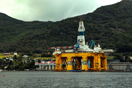 挪威山后大型海上石油钻井平台