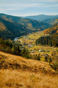 喀尔巴阡山村景金秋