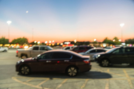 背景模糊的户外停车场购物中心在休斯顿，得克萨斯州日落