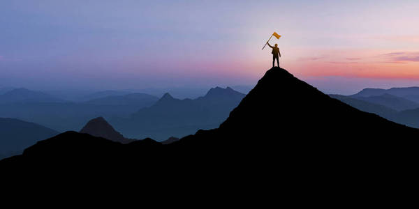 日落时分，商人站在山顶上的剪影