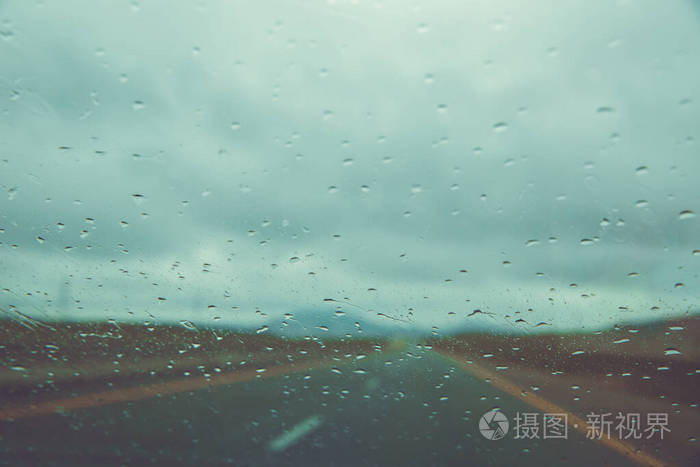 水滴落在车里的玻璃上.雨滴.玻璃背景上的水滴.