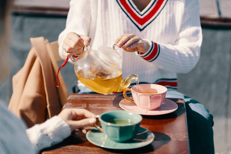 两个漂亮的女孩在享受茶话会图片