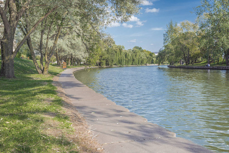 城市公园里的河。美丽的夏日风景。树木