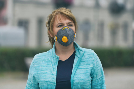 Woman wearing a real antipollution, antismog and viruses face 