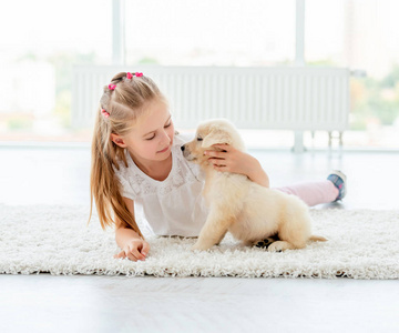 猎犬小狗和可爱的女孩在玩耍