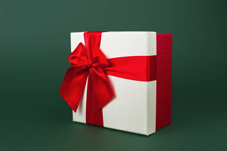 可爱的极简圣诞礼品盒，绿色背景上带隔离。