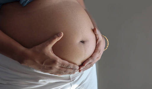 孕妇的腹部集中在腹部图片