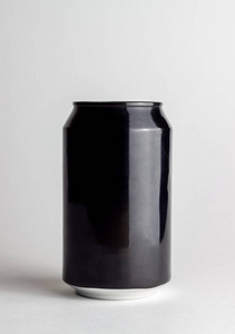 白底黑铝罐。模型。
