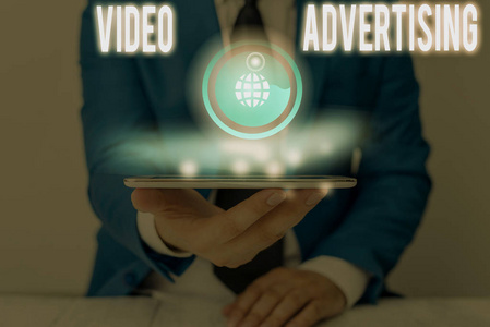 手写文字写视频广告。概念含义包括有视频的在线展示广告。