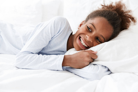 美国黑人小女孩微笑着躺在床上