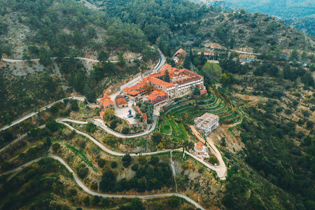 从无人机鸟瞰塞浦路斯的马查拉斯修道院，美丽的古老的山中修道院